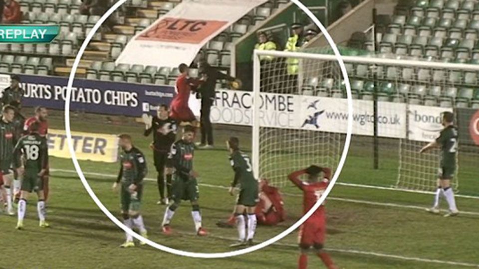 Seorang ball boy menjadi korban tindakan kasar pemain Leyton Orient. Copyright: © pafctv.co.uk